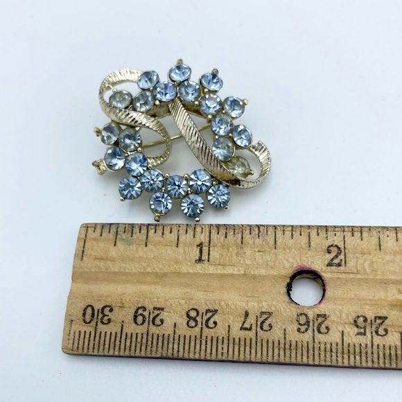 Vintage Pale Blue Multi Faceted Faux Gems Ribbon Wreath Brooch Pin Pale Gold Tne - Picture 3 of 12